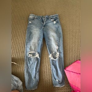 AMERICAN EAGLE Strigid Ripped Mom Jean